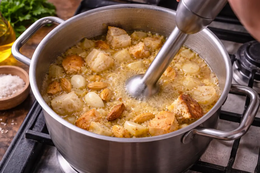 Foto 3 Sopa de almendras y ajo (receta tradicional)