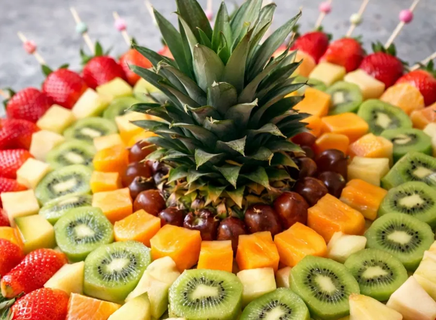 Receta Corona de fruta fresca con brochetas dulces