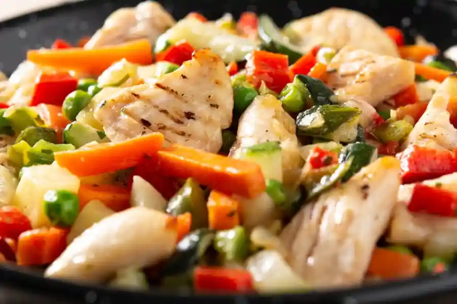 Foto 2 Wok de pollo con verduras, salsa de soja y cacahuete